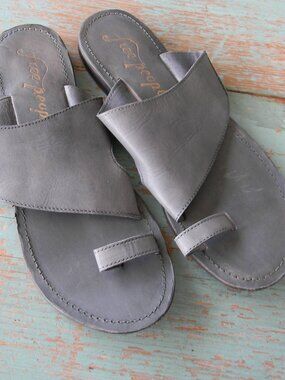Free People WM'S Abilene Navy/GRAY Leather Toe Loop Sandals Sz 9.5 39.5